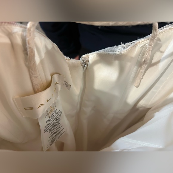 David's Bridal Galina Soft Lace Wedding Dress With Pleated Top Size 8 - Picture 8 of 13